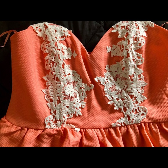 Peach peplum tube top - Picture 4 of 4